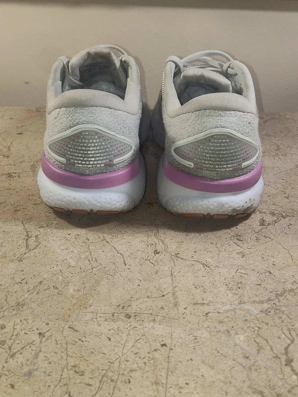 Brooks light gray